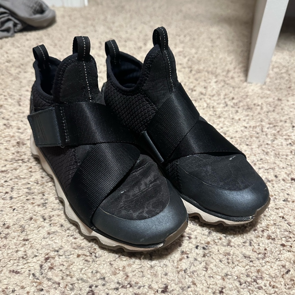 Sorel Size 6 Women’s Kinetic Sneak Black Sneakers Adjustable Strap Shoes Low Top - Picture 2 of 13